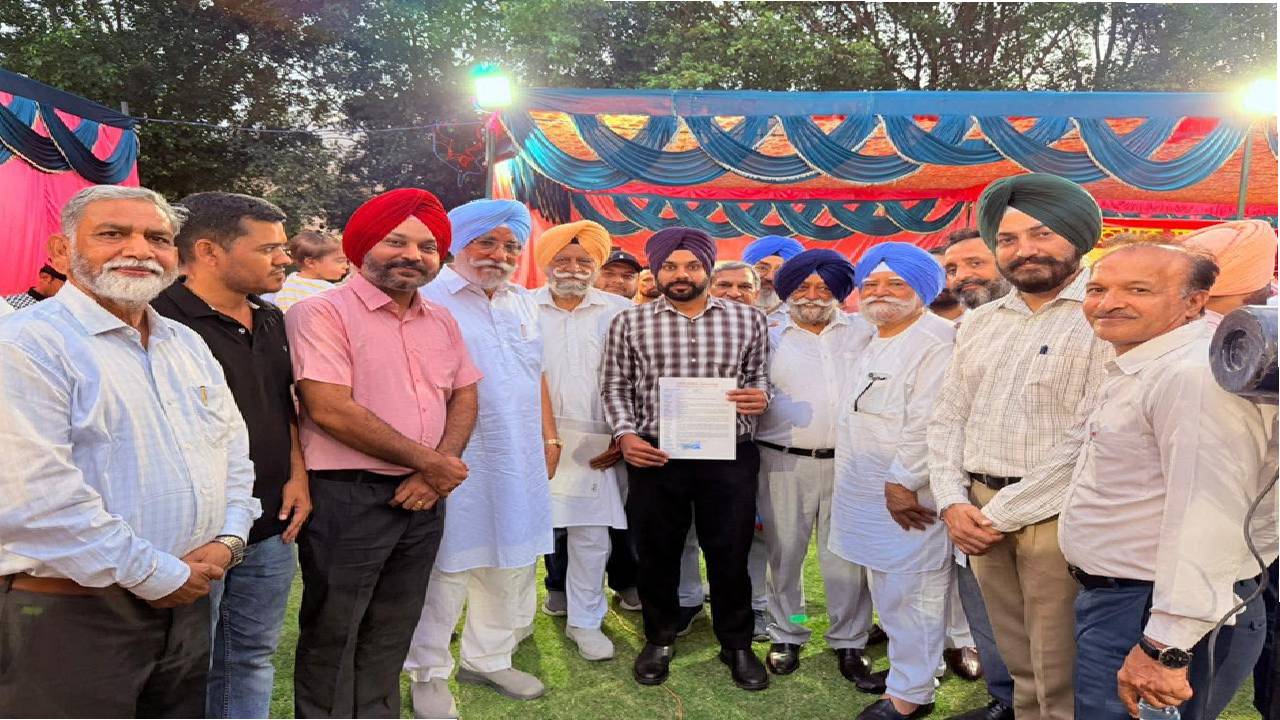 Mayor Sarabjeet Singh Samana, Senior Deputy Mayor, Deputy Mayor, and the Municipal Corporation team being honoured by residents during a community function in Mohali.