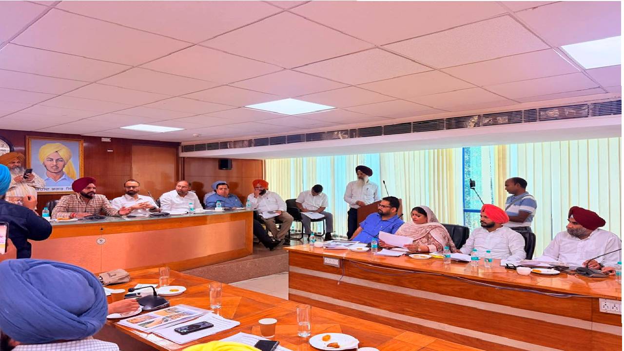 Mayor Sarabjeet Singh Samana chairs a meeting with Municipal Corporation councillors to discuss ward development and civic issues in SAS Nagar Mohali.