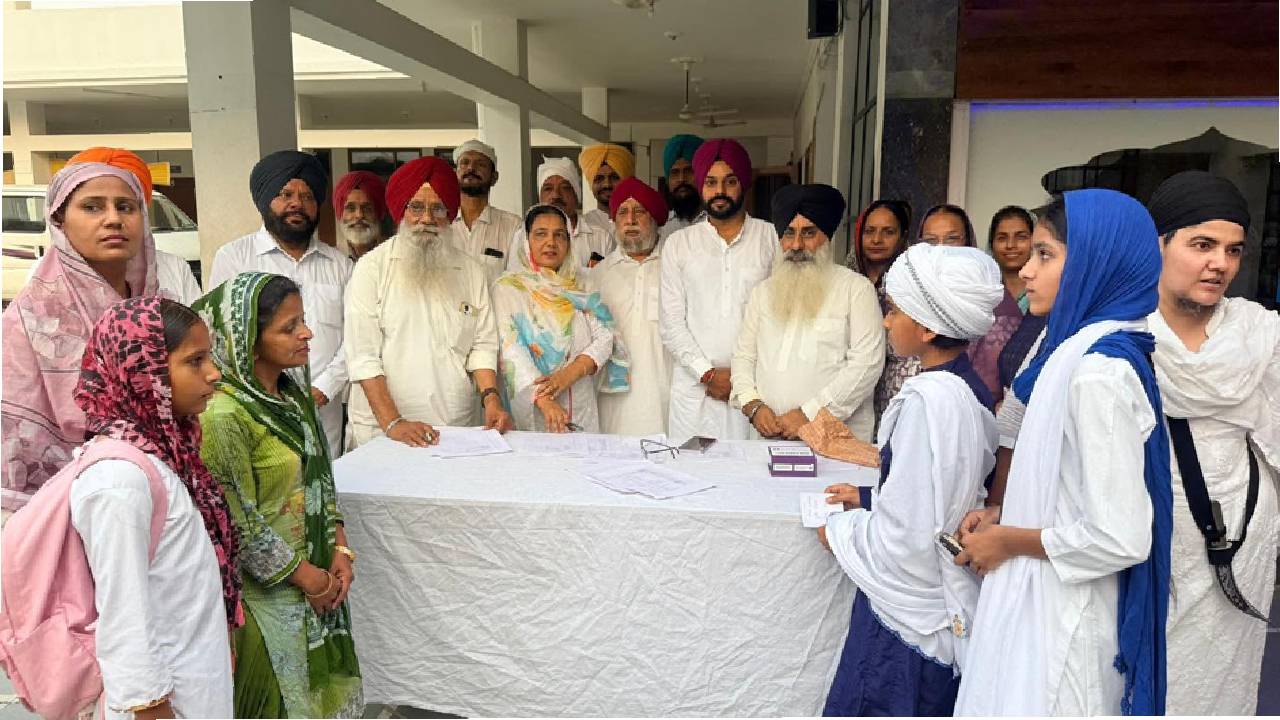 Mayor Sarabjeet Singh Samana participates in the Gurbani, poetry, speech, and turban competition at Gurdwara Sri Kalgidhar Singh Sabha in Mohali