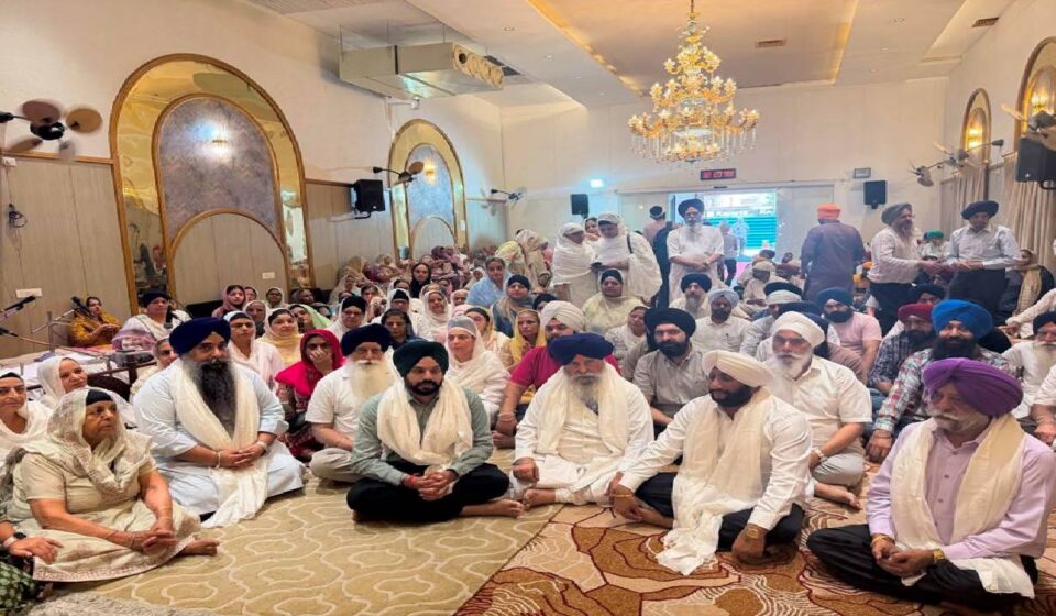 Mayor Sarabjeet Singh Samana offers prayers at Gurdwara Akal Ashram, Sohana, and meets Bhai Davinder Singh Ji Khalsa before the Gurmat Prachar tour.