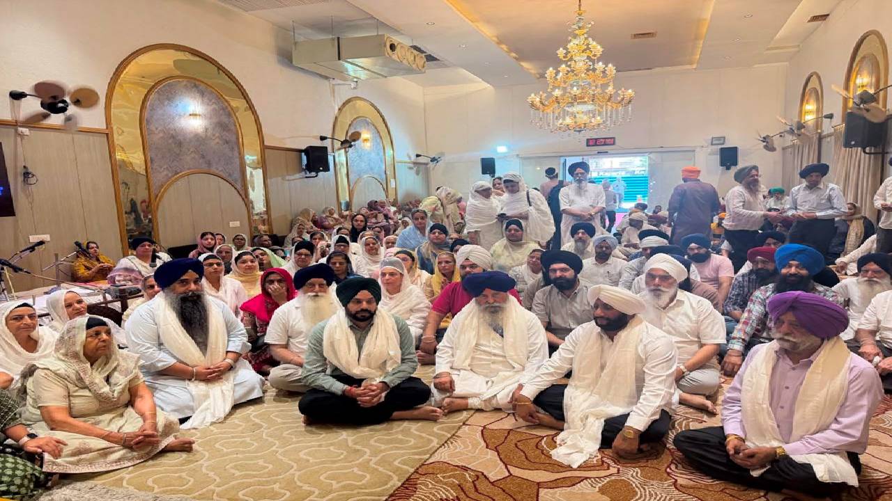 Mayor Sarabjeet Singh Samana offers prayers at Gurdwara Akal Ashram, Sohana, and meets Bhai Davinder Singh Ji Khalsa before the Gurmat Prachar tour.