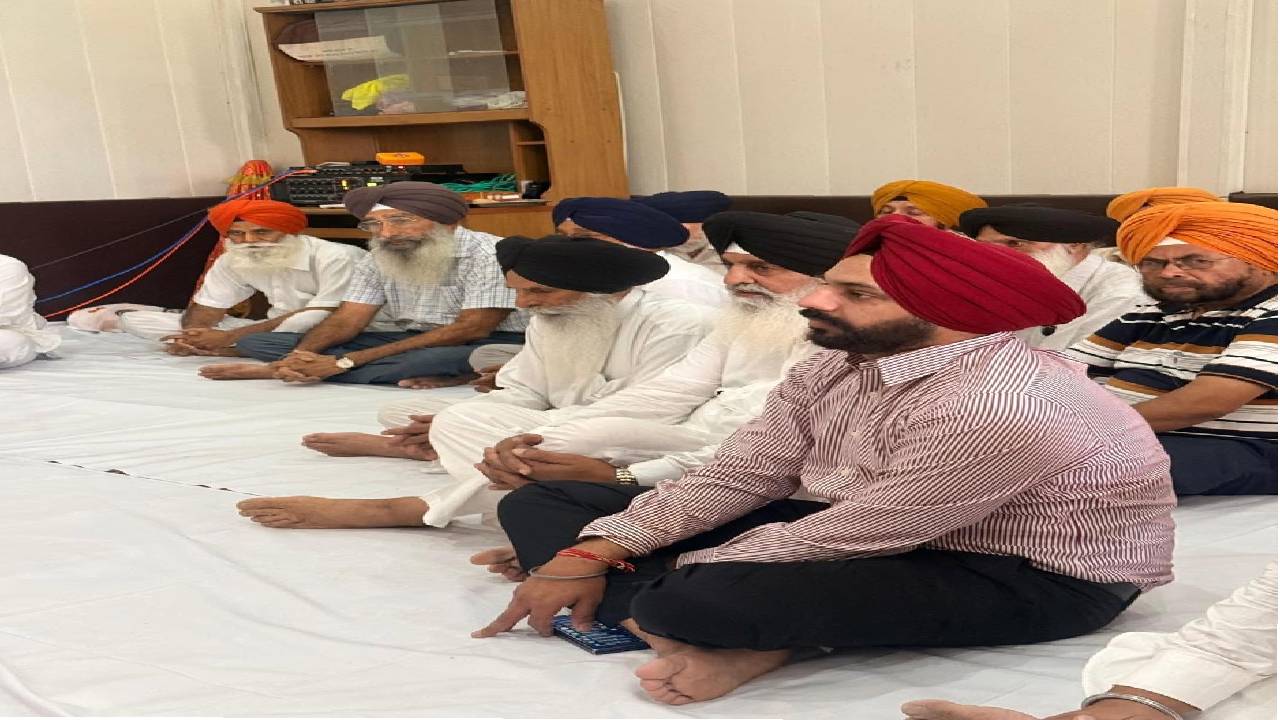 Mayor Sarabjeet Singh Samana offers prayers at Gurdwara Singh Sabha in Sector 89, SAS Nagar Mohali, and interacts with members of the congregation.
