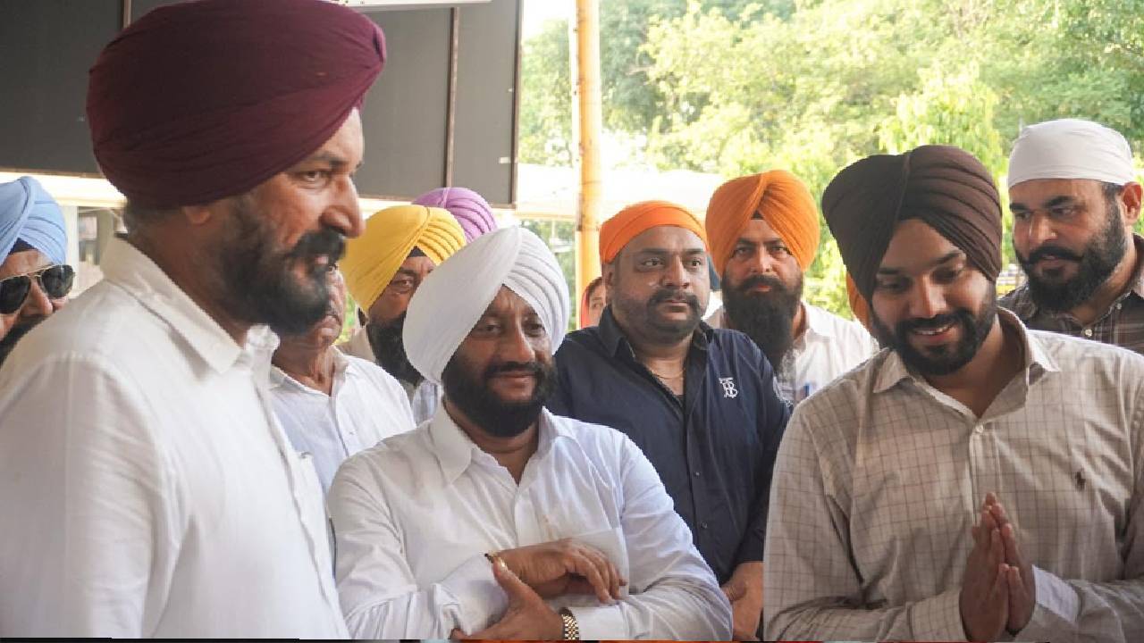 Mayor Sarabjeet Singh Samana offers prayers at Guru Ghar in Mohali after assuming office as Mayor and seeks blessings for the well-being of the people.