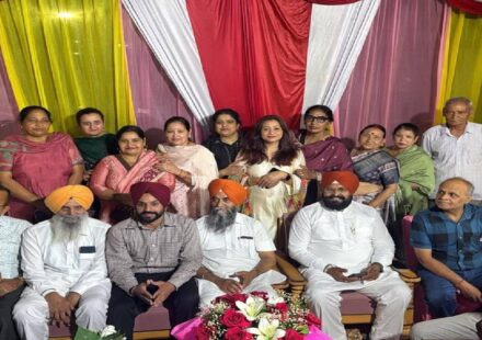 Mayor Sarabjeet Singh Samana congratulates Ward No. 50 Councillor Harpal Singh Brar Ji during a felicitation programme at Main Park, Sector 57, Mohali.