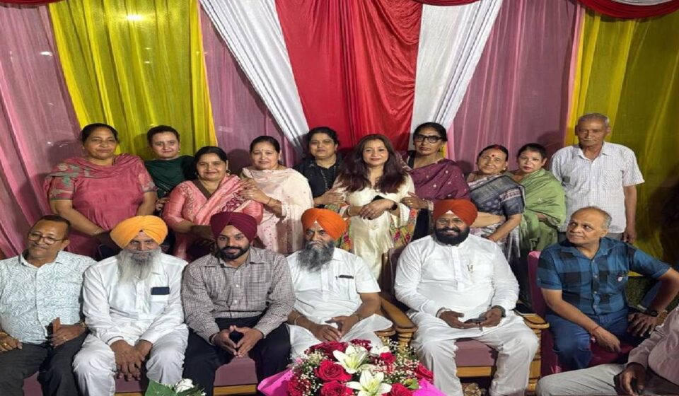Mayor Sarabjeet Singh Samana congratulates Ward No. 50 Councillor Harpal Singh Brar Ji during a felicitation programme at Main Park, Sector 57, Mohali.