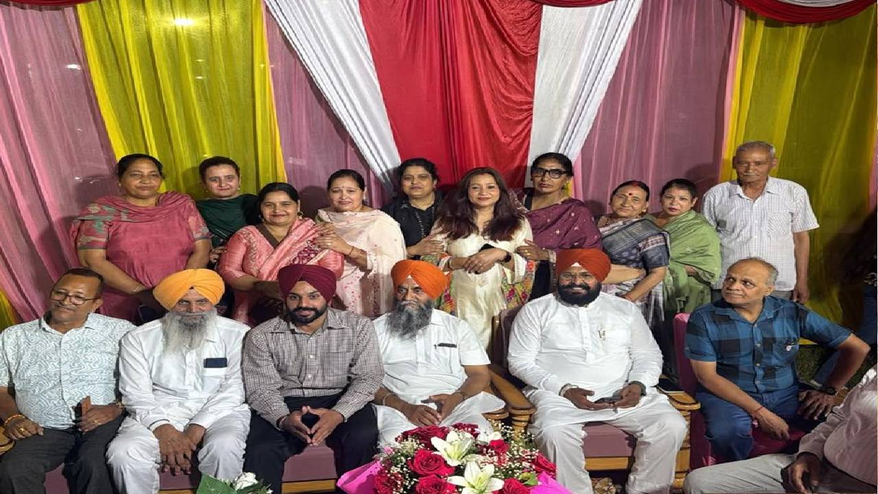 Mayor Sarabjeet Singh Samana congratulates Ward No. 50 Councillor Harpal Singh Brar Ji during a felicitation programme at Main Park, Sector 57, Mohali.