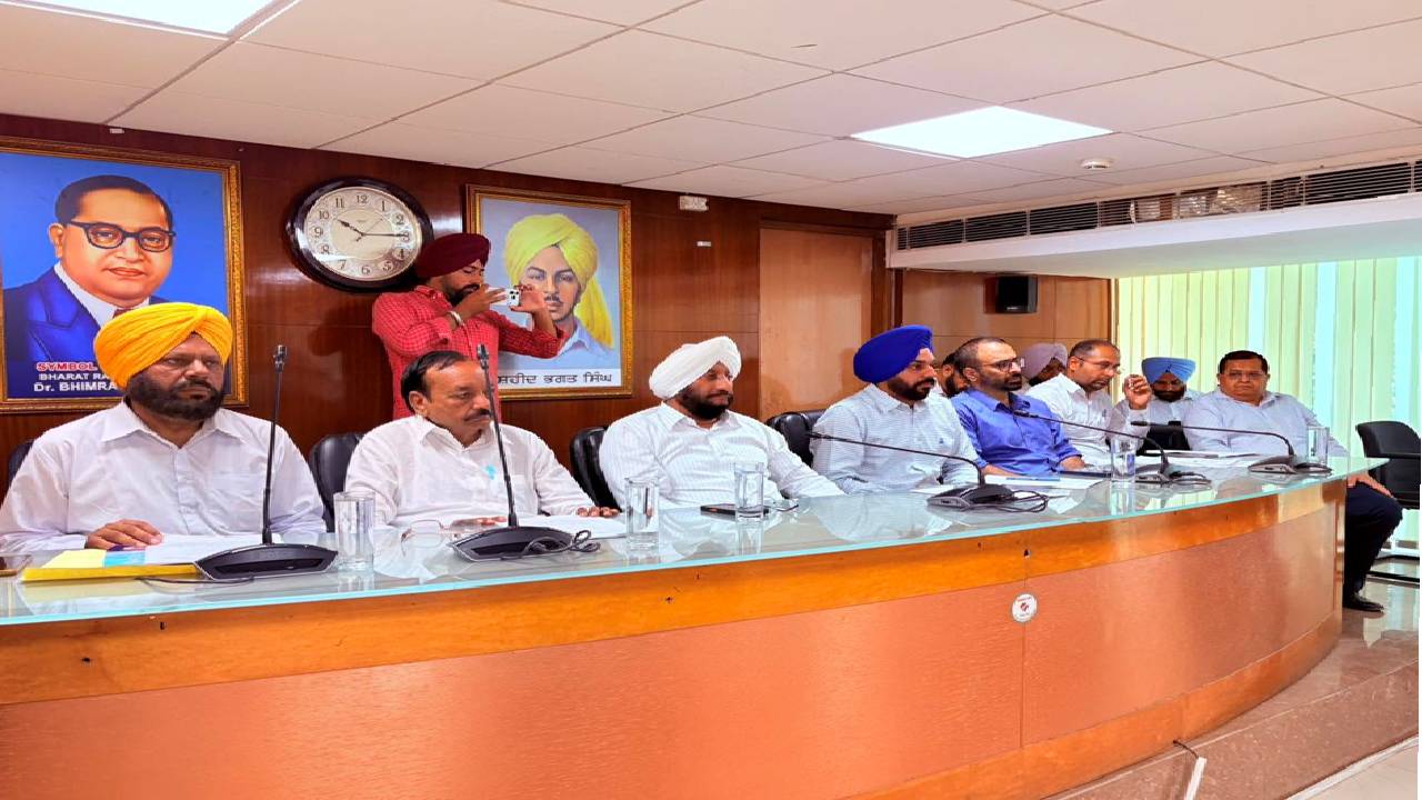 Mayor Sarabjeet Singh Samana chairs a meeting with the Senior Deputy Mayor, Deputy Mayor, and councillors at the Municipal Corporation Office in Mohali to discuss ward development issues.
