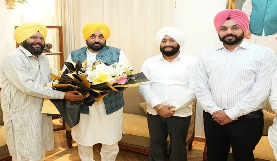 Mayor Sarabjeet Singh Samana meeting Punjab Chief Minister Bhagwant Mann to discuss development projects and civic infrastructure in Mohali