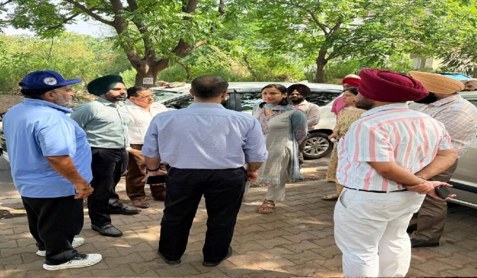 Mayor Sarabjeet Singh Samana meeting residents in Mohali and listening to their civic issues while assuring timely resolution