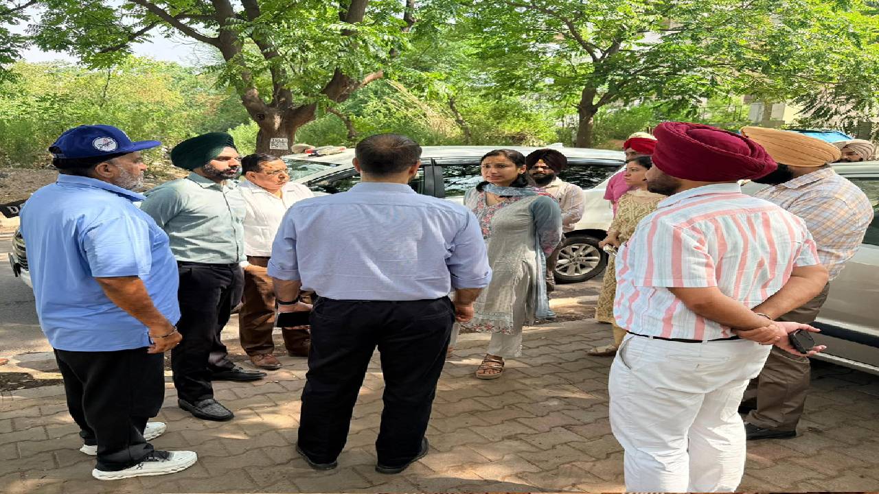 Mayor Sarabjeet Singh Samana meeting residents in Mohali and listening to their civic issues while assuring timely resolution