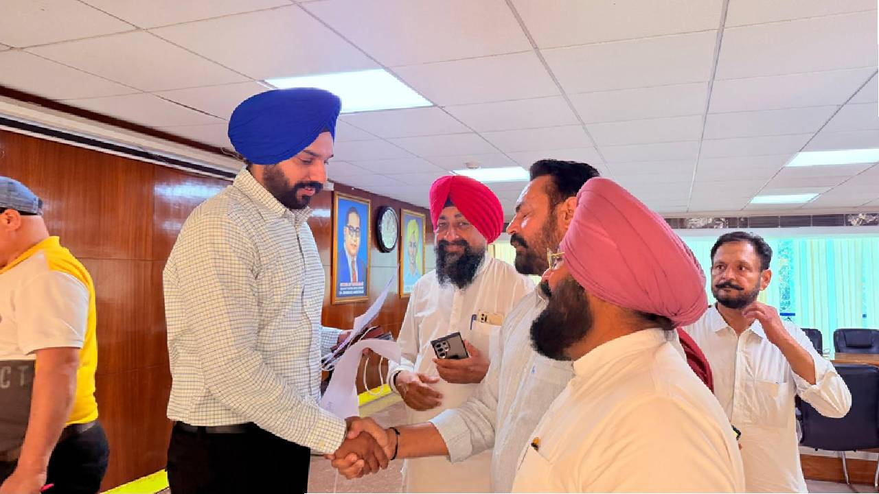 Mayor Sarabjeet Singh Samana meeting residents of SAS Nagar Mohali to listen to civic issues and public grievances