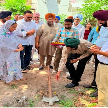 Mayor Sarabjeet Singh Samana reviews paver block installation work in Ward No. 40, Sector 77, Mohali, alongside Councillor Bibi Kamaljit Kaur Ji