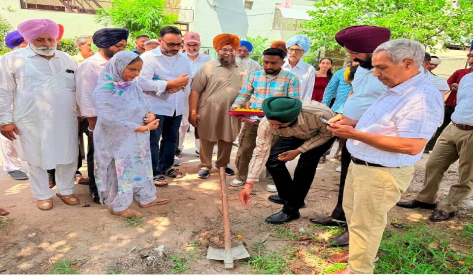 Mayor Sarabjeet Singh Samana reviews paver block installation work in Ward No. 40, Sector 77, Mohali, alongside Councillor Bibi Kamaljit Kaur Ji