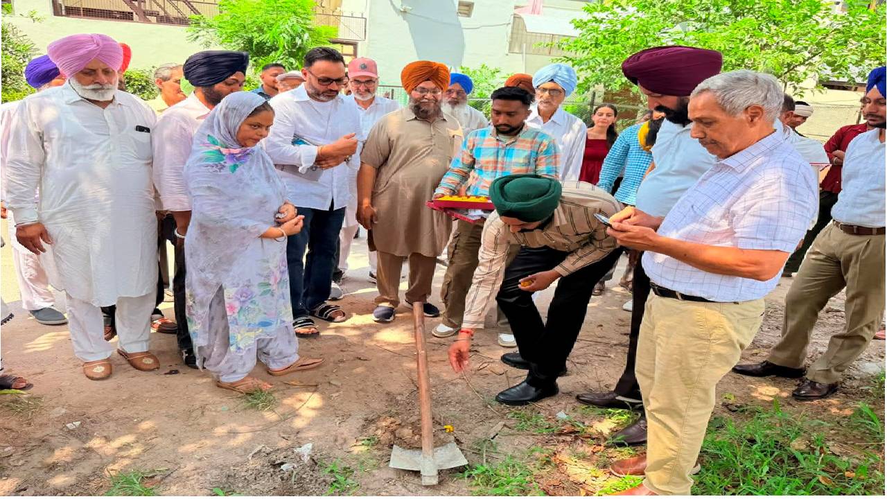 Mayor Sarabjeet Singh Samana reviews paver block installation work in Ward No. 40, Sector 77, Mohali, alongside Councillor Bibi Kamaljit Kaur Ji