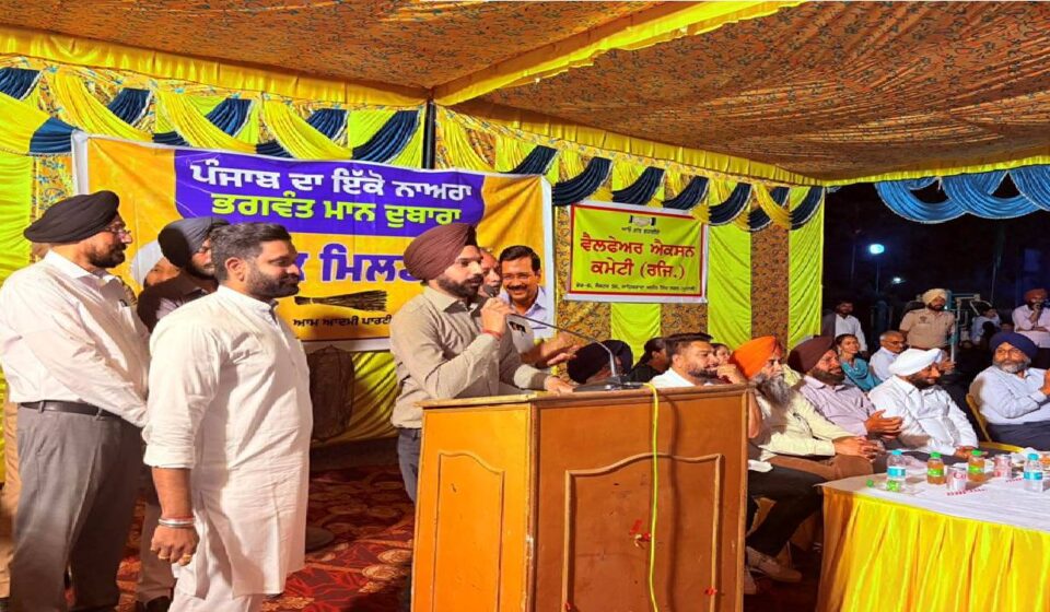 Mayor Sarabjeet Singh Samana addresses residents during a public dialogue programme in Phase 6, SAS Nagar Mohali, on development and public welfare initiatives
