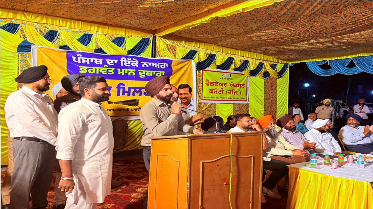 Mayor Sarabjeet Singh Samana addresses residents during a public dialogue programme in Phase 6, SAS Nagar Mohali, on development and public welfare initiatives