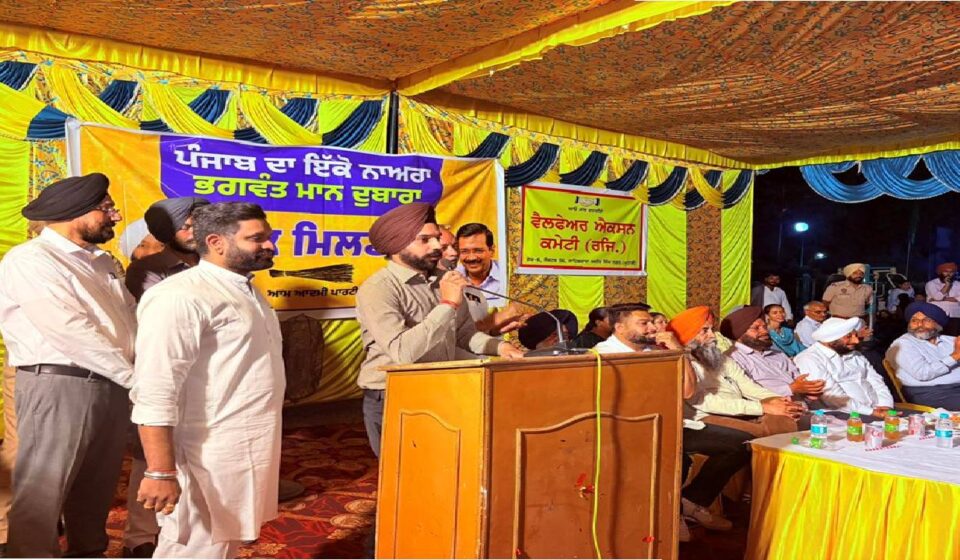 Mayor Sarabjeet Singh Samana addresses residents during a public dialogue programme in Phase 6, SAS Nagar Mohali, on development and public welfare initiatives