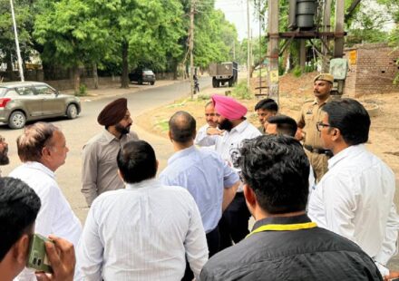 Mayor Sarabjeet Singh Samana inspecting sanitation and water drainage arrangements in different areas of SAS Nagar Mohali with Municipal Corporation officials.