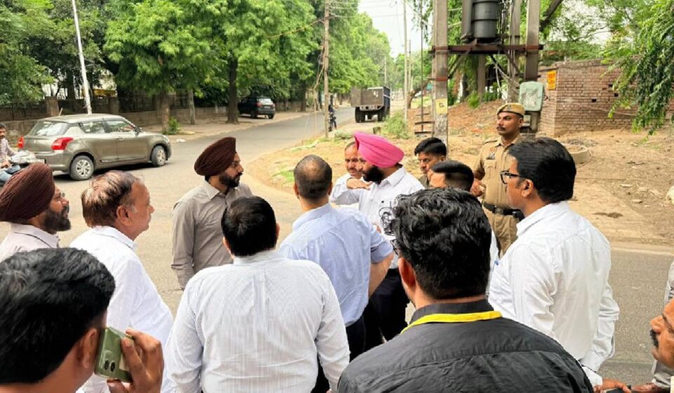 Mayor Sarabjeet Singh Samana inspecting sanitation and water drainage arrangements in different areas of SAS Nagar Mohali with Municipal Corporation officials.
