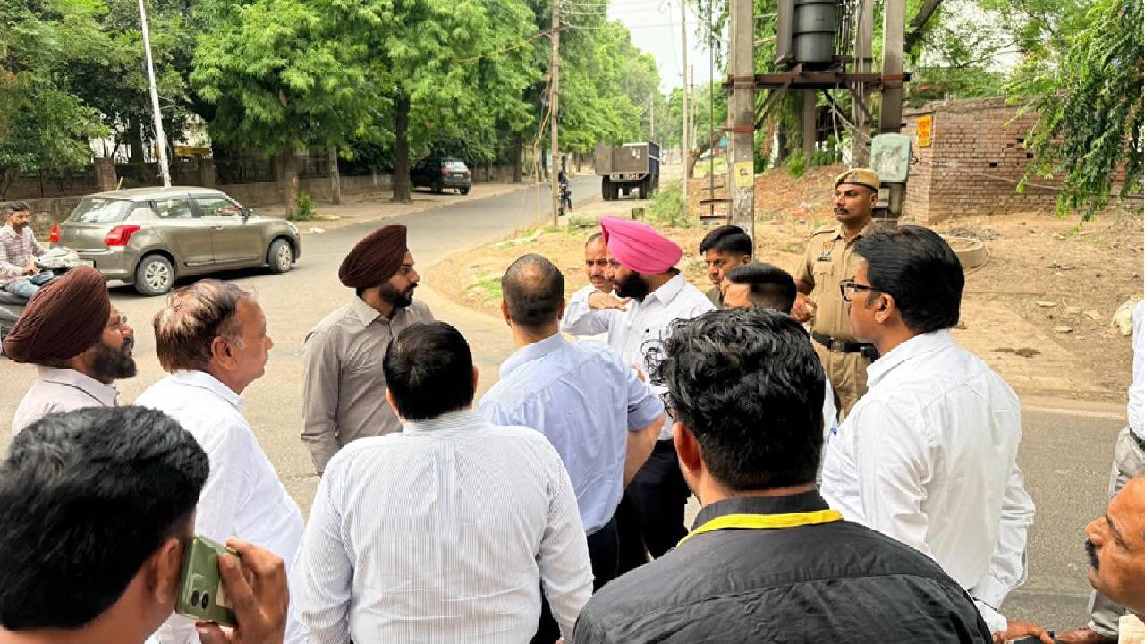 Mayor Sarabjeet Singh Samana inspecting sanitation and water drainage arrangements in different areas of SAS Nagar Mohali with Municipal Corporation officials.