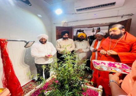 Mayor Sarabjeet Singh Samana offers prayers at Shri Amritsar Mahadev Temple in Sector 89, Mohali, and receives the blessings of Swami Sambarananda Brahmachari Ji Maharaj