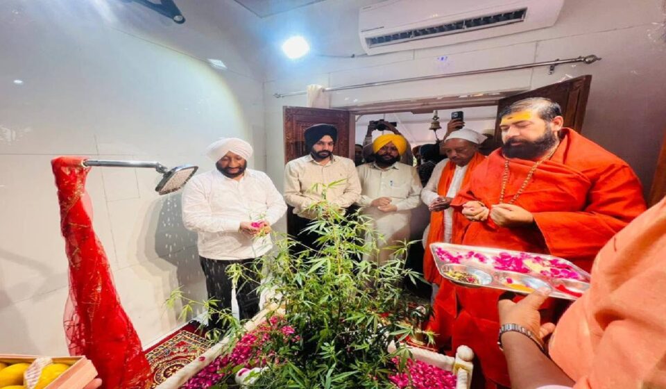 Mayor Sarabjeet Singh Samana offers prayers at Shri Amritsar Mahadev Temple in Sector 89, Mohali, and receives the blessings of Swami Sambarananda Brahmachari Ji Maharaj