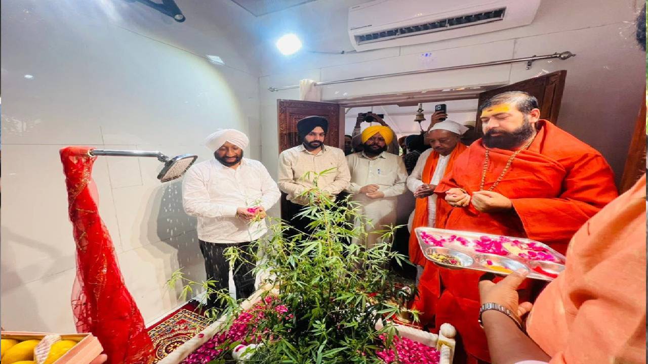 Mayor Sarabjeet Singh Samana offers prayers at Shri Amritsar Mahadev Temple in Sector 89, Mohali, and receives the blessings of Swami Sambarananda Brahmachari Ji Maharaj