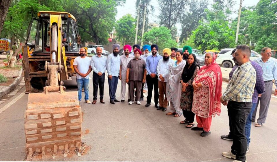 Mayor Sarabjeet Singh Samana inspects storm sewer cleaning work and flood prevention measures from Madanpur Chowk to Diplast Chowk in Mohali