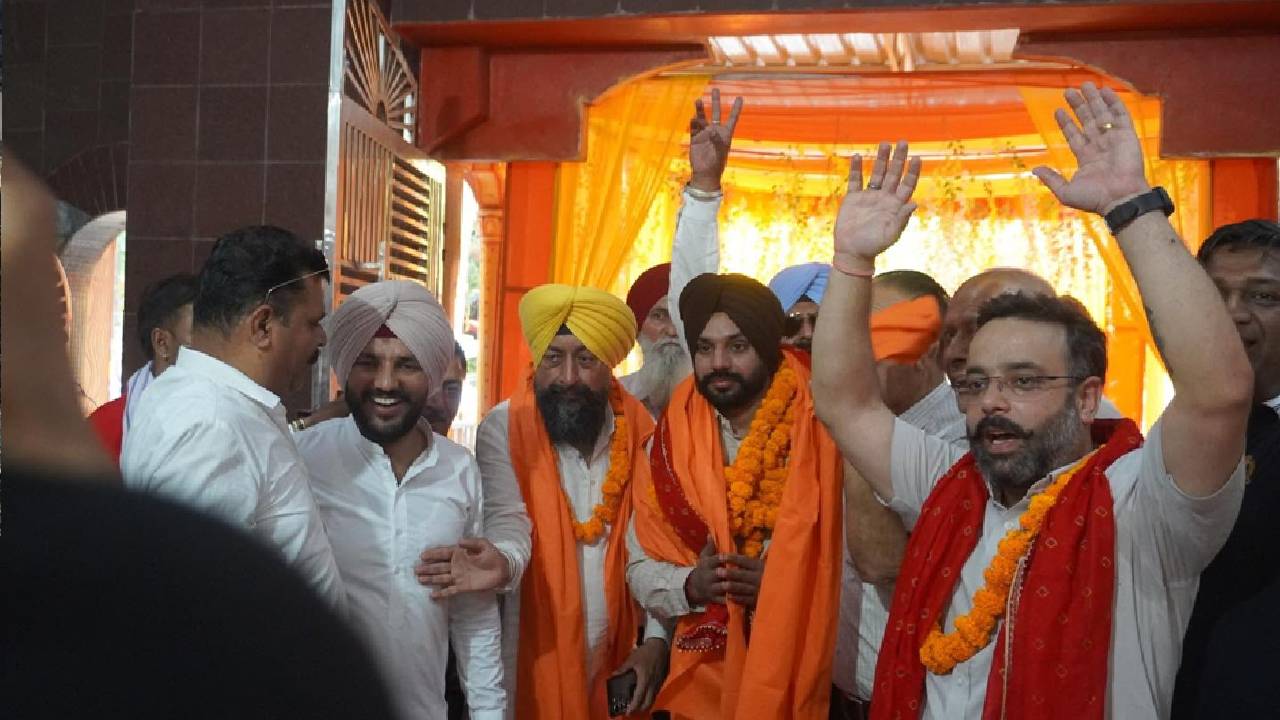 Mayor Sarabjeet Singh Samana and his team offer prayers at a temple in Mohali after assuming office as Mayor.