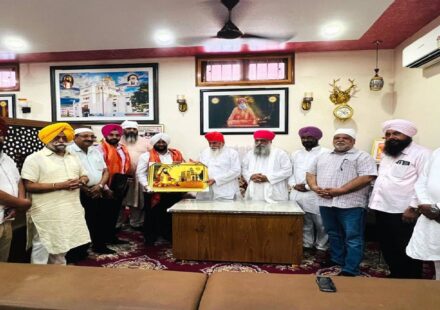 MLA Kulwant Singh meeting Sant Baba Niranjan Das Maharaj Ji at Dera Sachkhand Ballan and seeking his blessings.
