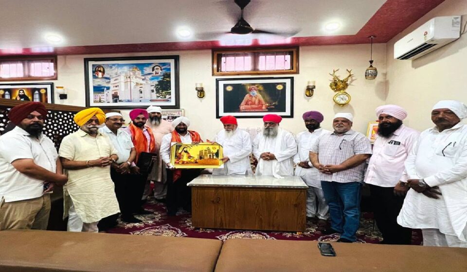 MLA Kulwant Singh meeting Sant Baba Niranjan Das Maharaj Ji at Dera Sachkhand Ballan and seeking his blessings.