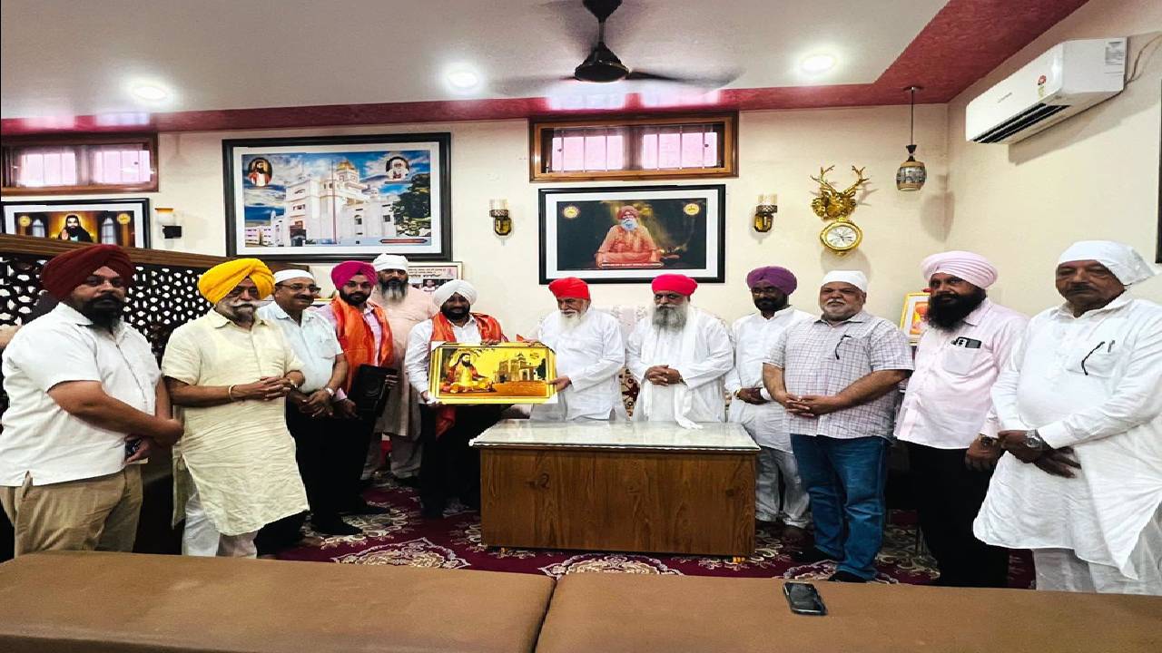 MLA Kulwant Singh meeting Sant Baba Niranjan Das Maharaj Ji at Dera Sachkhand Ballan and seeking his blessings.