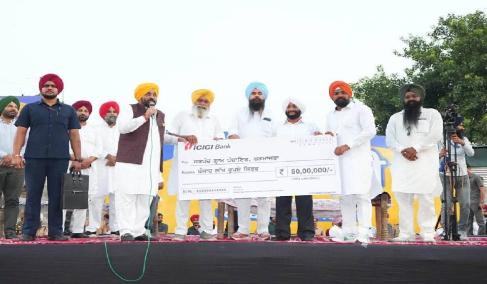 Chief Minister Bhagwant Singh Mann interacts with villagers during a Lok Milani programme at Barmajra in Mohali