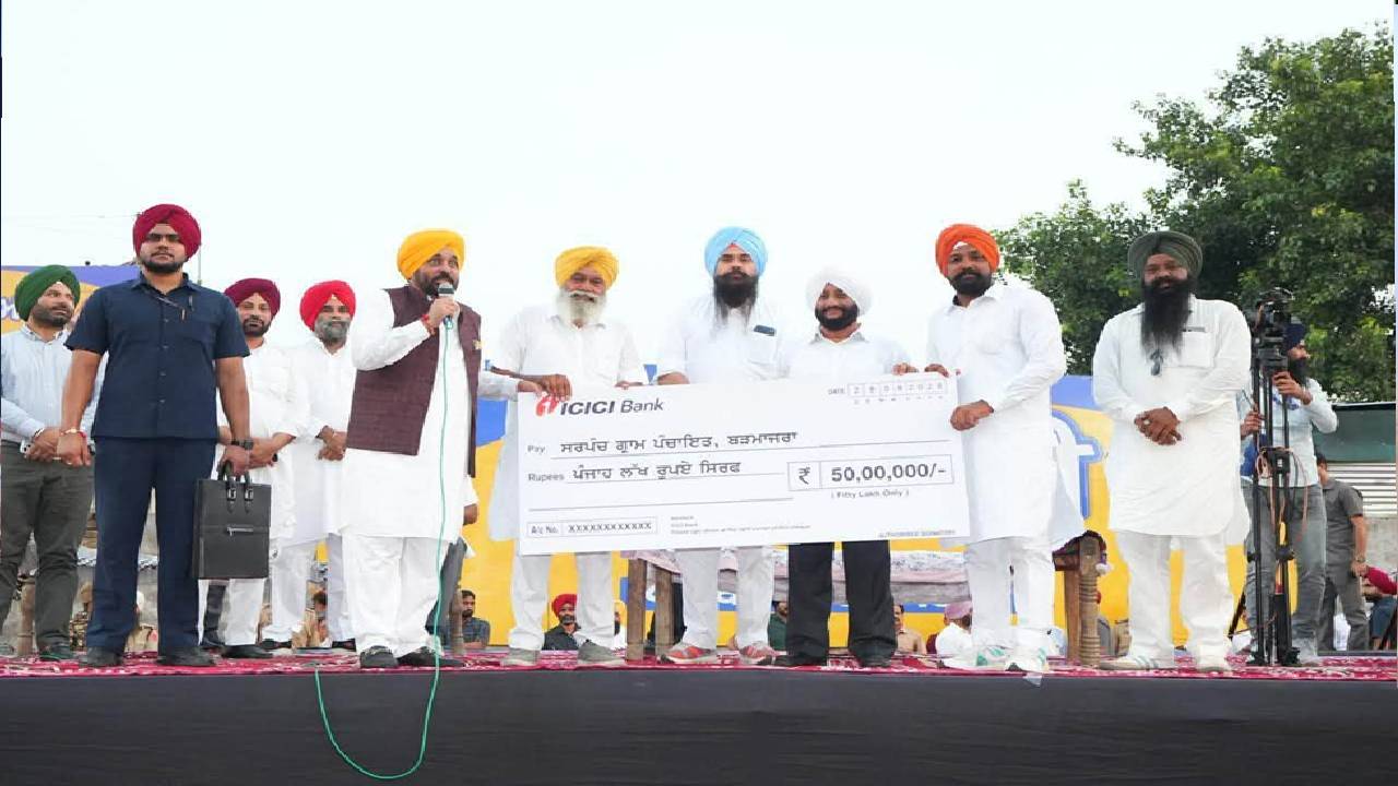 Chief Minister Bhagwant Singh Mann interacts with villagers during a Lok Milani programme at Barmajra in Mohali