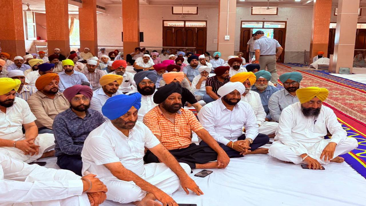 MLA Kulwant Singh attends the Antim Ardas ceremony of Sardarni Kulwant Kaur Ji at Gurdwara Sachkhand Sahib in Phase 3B1 Mohali.