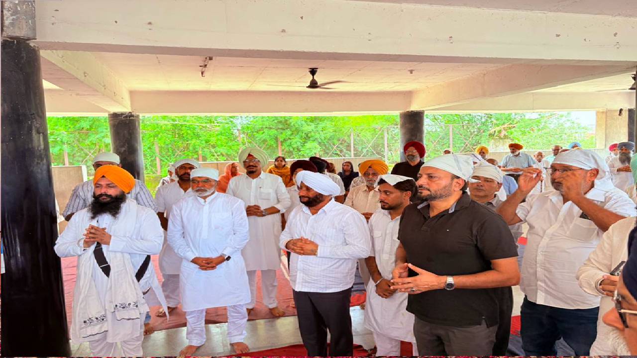 MLA Kulwant Singh attends the last rites of Dharampal Upashak Ji and offers condolences to the bereaved family.