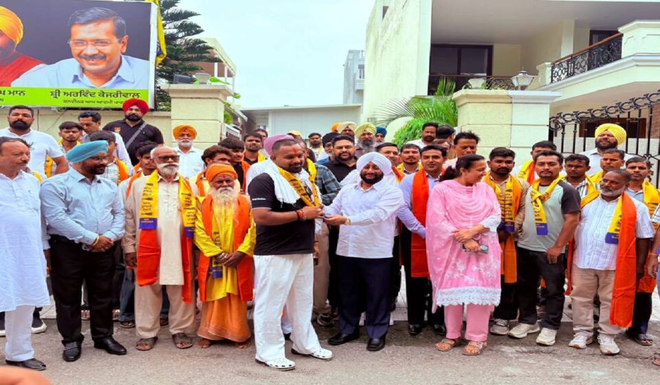 MLA Kulwant Singh welcomes more than 20 families from Balongi into the Aam Aadmi Party in Mohali.