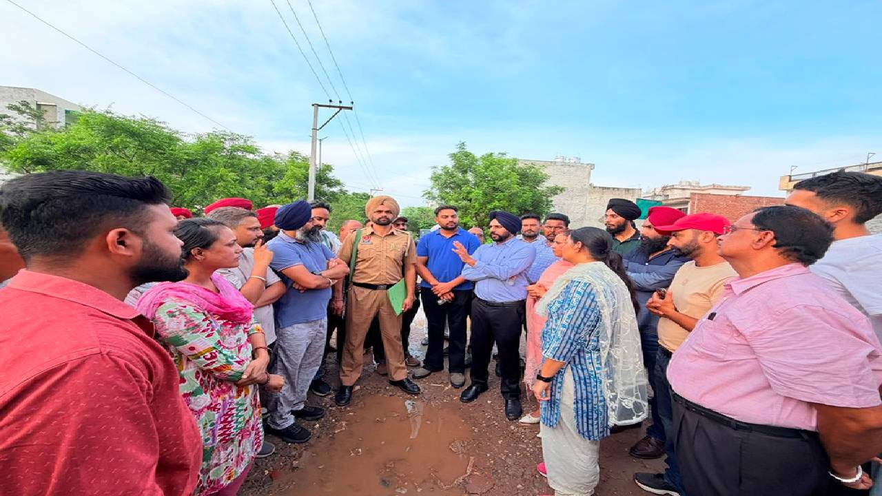 Mayor Sarabjeet Singh Samana meets Ansal Society residents in Mohali to discuss sewerage and other local civic issues.