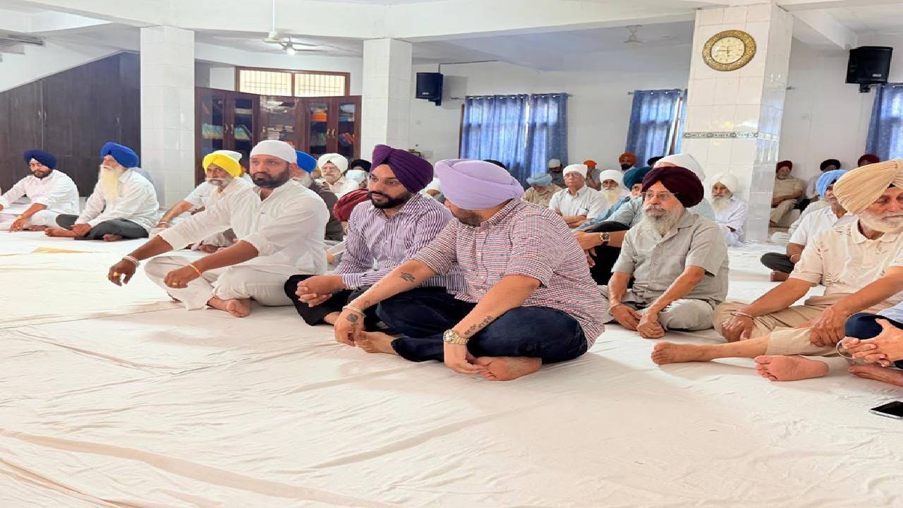 Mayor Sarabjeet Singh Samana attends the Antim Ardas of Sardarni Avtar Kaur Bhalla Ji at Gurdwara Sahib in Phase 2 Mohali and offers condolences to the family