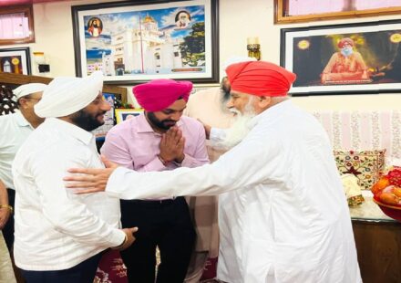 Mayor Sarabjeet Singh Samana receives the blessings of Sant Baba Niranjan Das Maharaj Ji during his visit to Dera Sachkhand Ballan.
