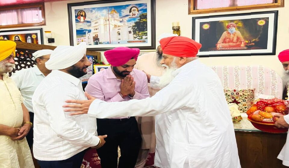 Mayor Sarabjeet Singh Samana receives the blessings of Sant Baba Niranjan Das Maharaj Ji during his visit to Dera Sachkhand Ballan.
