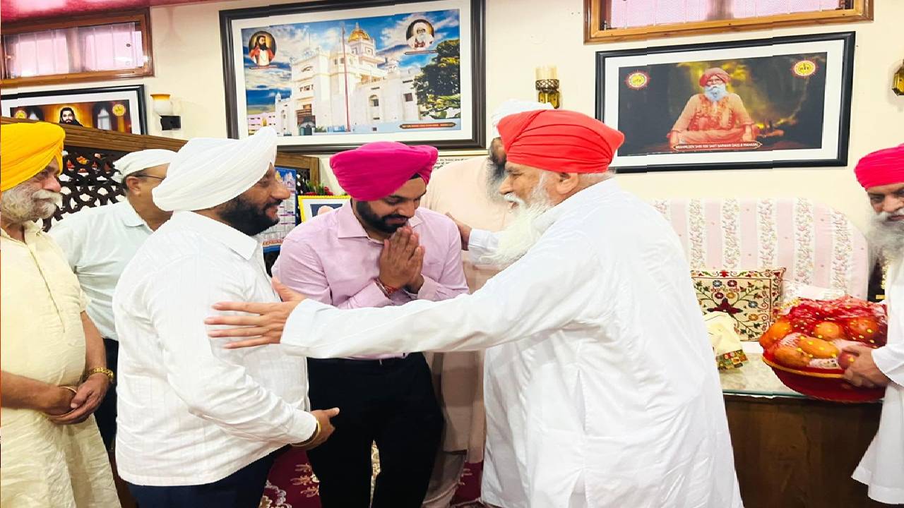 Mayor Sarabjeet Singh Samana receives the blessings of Sant Baba Niranjan Das Maharaj Ji during his visit to Dera Sachkhand Ballan.