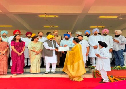 Mayor Sarabjeet Singh Samana participates in the 80th Independence Day flag-hoisting ceremony at Government College Phase 6 Mohali with Cabinet Minister Harbhajan Singh ETO.