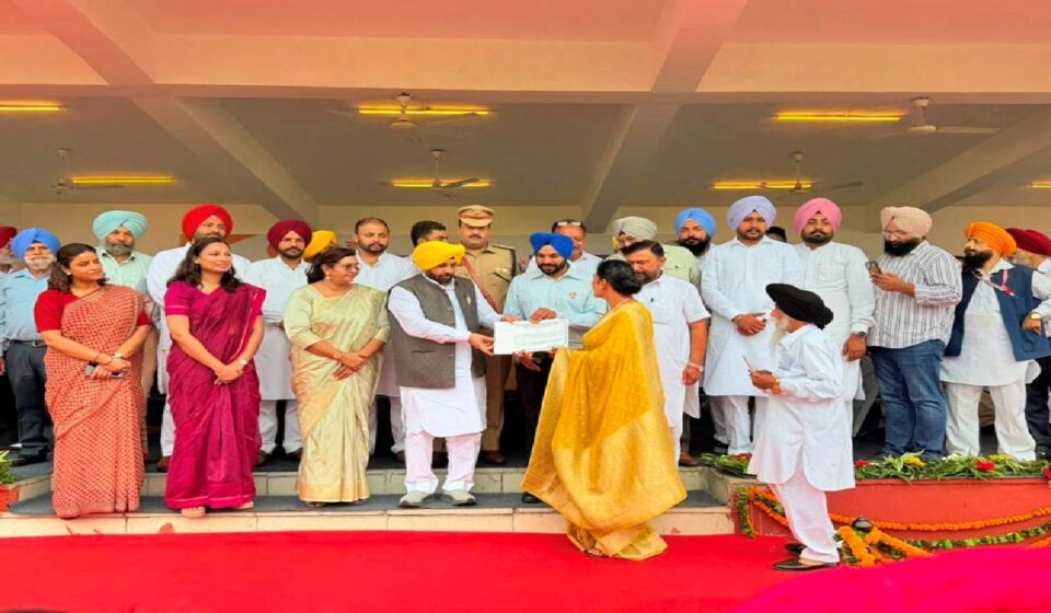 Mayor Sarabjeet Singh Samana participates in the 80th Independence Day flag-hoisting ceremony at Government College Phase 6 Mohali with Cabinet Minister Harbhajan Singh ETO.