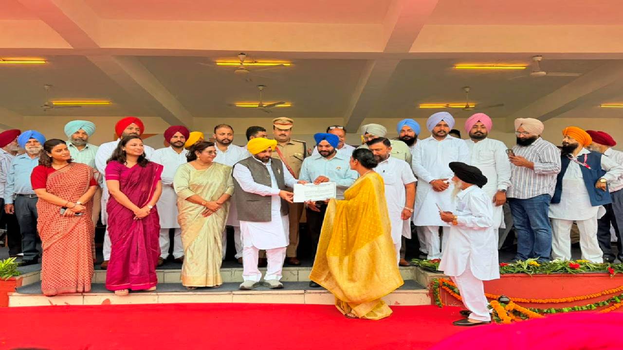 Mayor Sarabjeet Singh Samana participates in the 80th Independence Day flag-hoisting ceremony at Government College Phase 6 Mohali with Cabinet Minister Harbhajan Singh ETO.