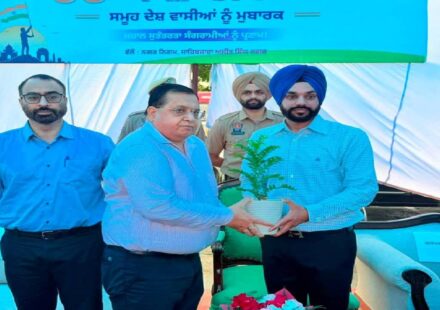 Mayor Sarabjeet Singh Samana attends Independence Day celebrations organised by Mohali Municipal Corporation and honours achievers from various fields