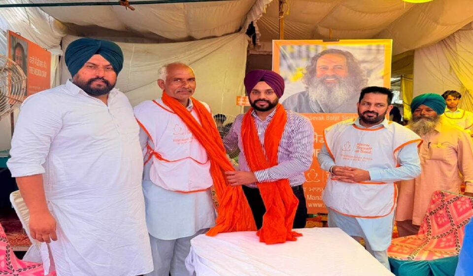 Mayor Sarabjeet Singh Samana visits the Kanwar Yatri Camp in Daidi, Mohali, where medical assistance and langar are provided to Kanwar pilgrims