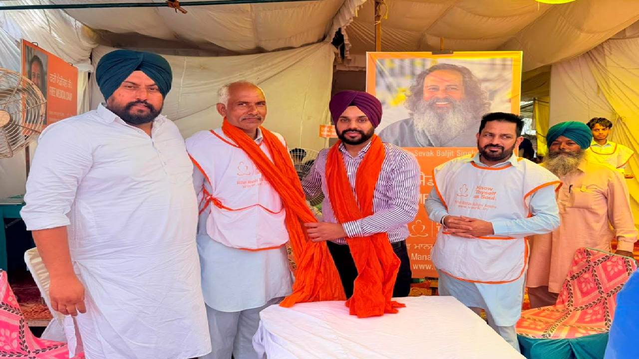 Mayor Sarabjeet Singh Samana visits the Kanwar Yatri Camp in Daidi, Mohali, where medical assistance and langar are provided to Kanwar pilgrims