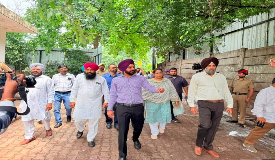 Mayor Sarabjeet Singh Samana inspects RMC points at Phase 3A, Phase 6 and Mataur in Mohali and reviews waste management and cleanliness arrangements