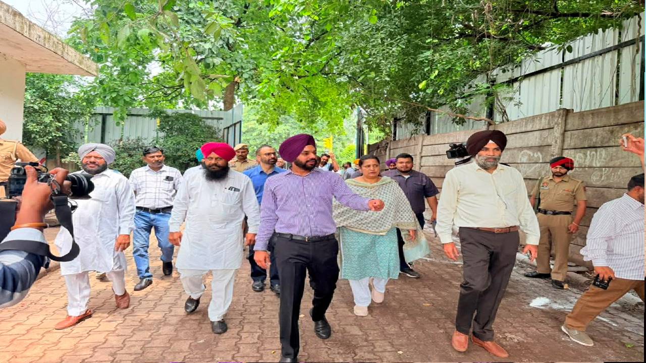 Mayor Sarabjeet Singh Samana inspects RMC points at Phase 3A, Phase 6 and Mataur in Mohali and reviews waste management and cleanliness arrangements